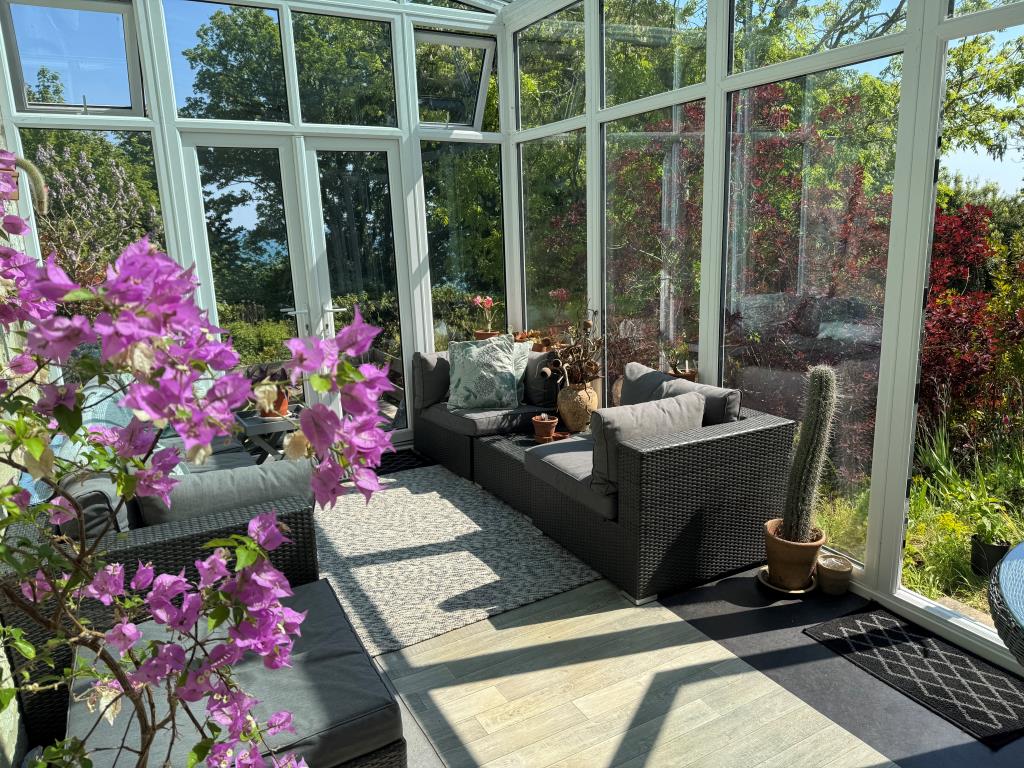 Lot: 64 - ATTRACTIVE VICTORIAN VILLA WITH PREVIOUS STRUCTURAL MOVEMENT ON A DOUBLE WIDTH PLOT - The Sunroom at the Side of the House